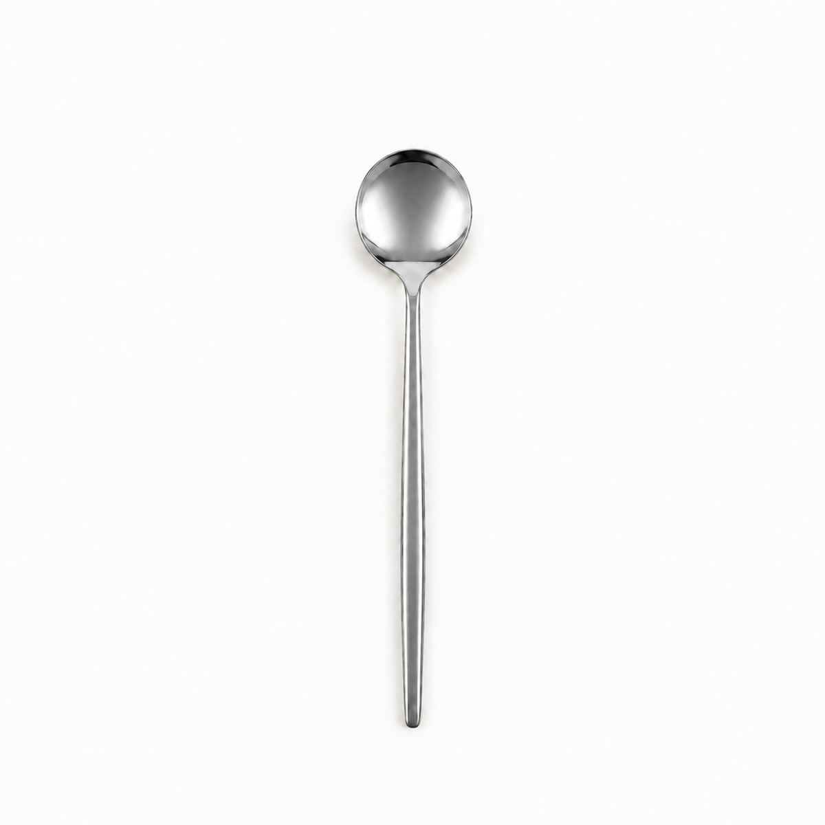Petite cuillère de table argentée sur fond blanc – location Décolina