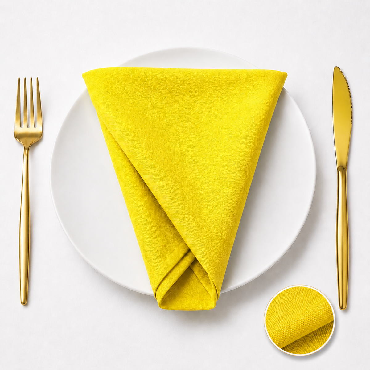 Serviette de table jaune avec vraie fourchette et vrai couteau dorés Décollina et détail du tissu